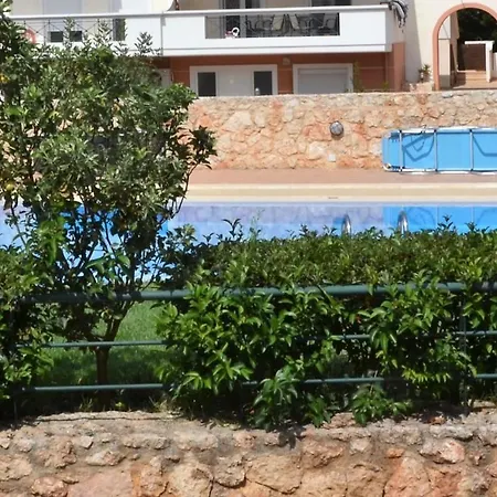 Marilia Poolside Kounoupidhiana
